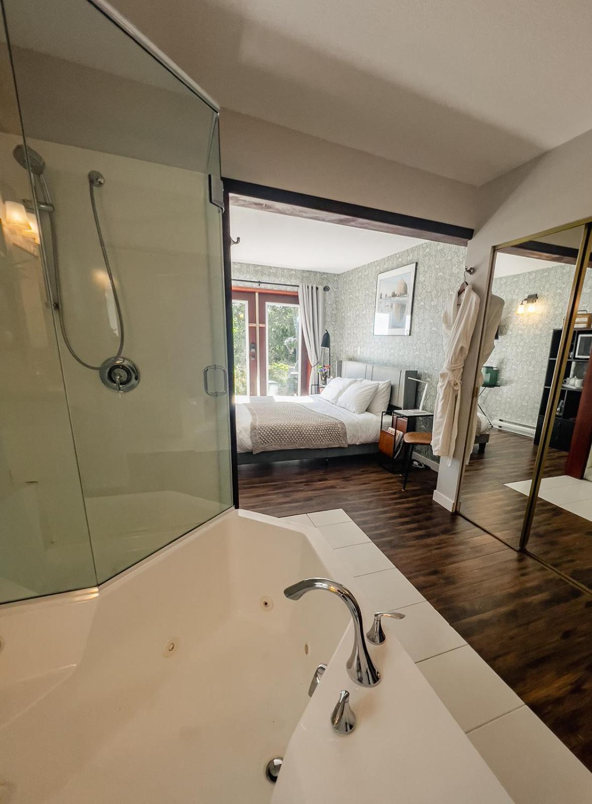 Lunar Cove Charters And Tours 5* Tofino