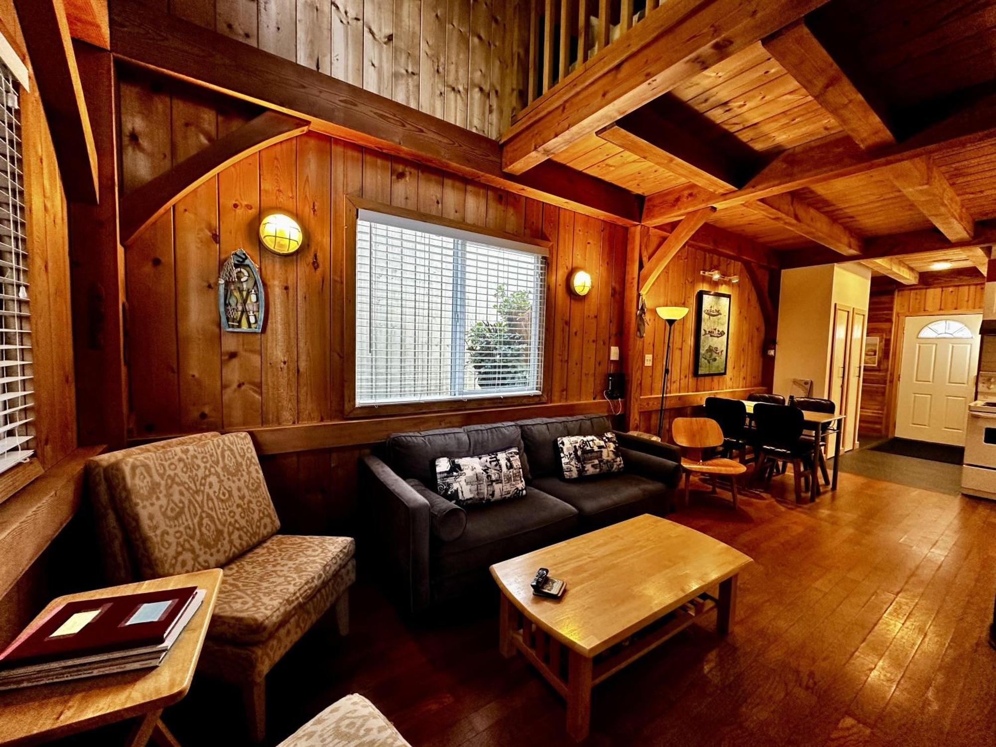 Waterfront Timber Frame Cottage! Holiday home