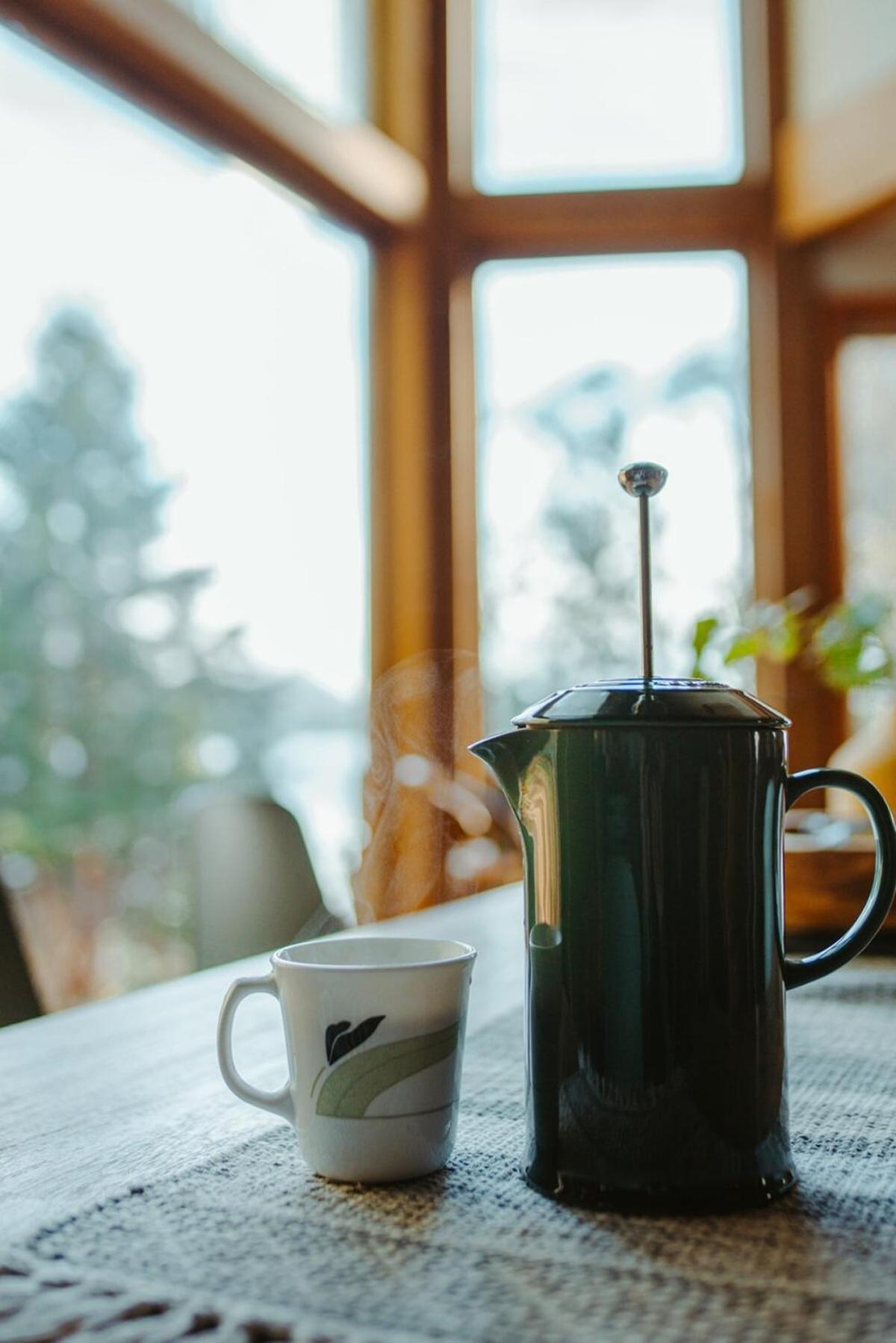First Light - Waterfront, Hot Tub, Sauna, Ev Holiday home Tofino
