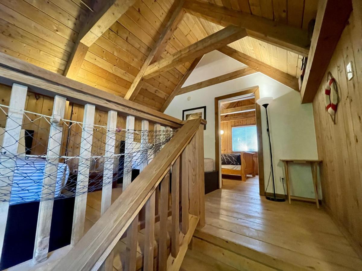 Waterfront Timber Frame Cottage! Holiday home