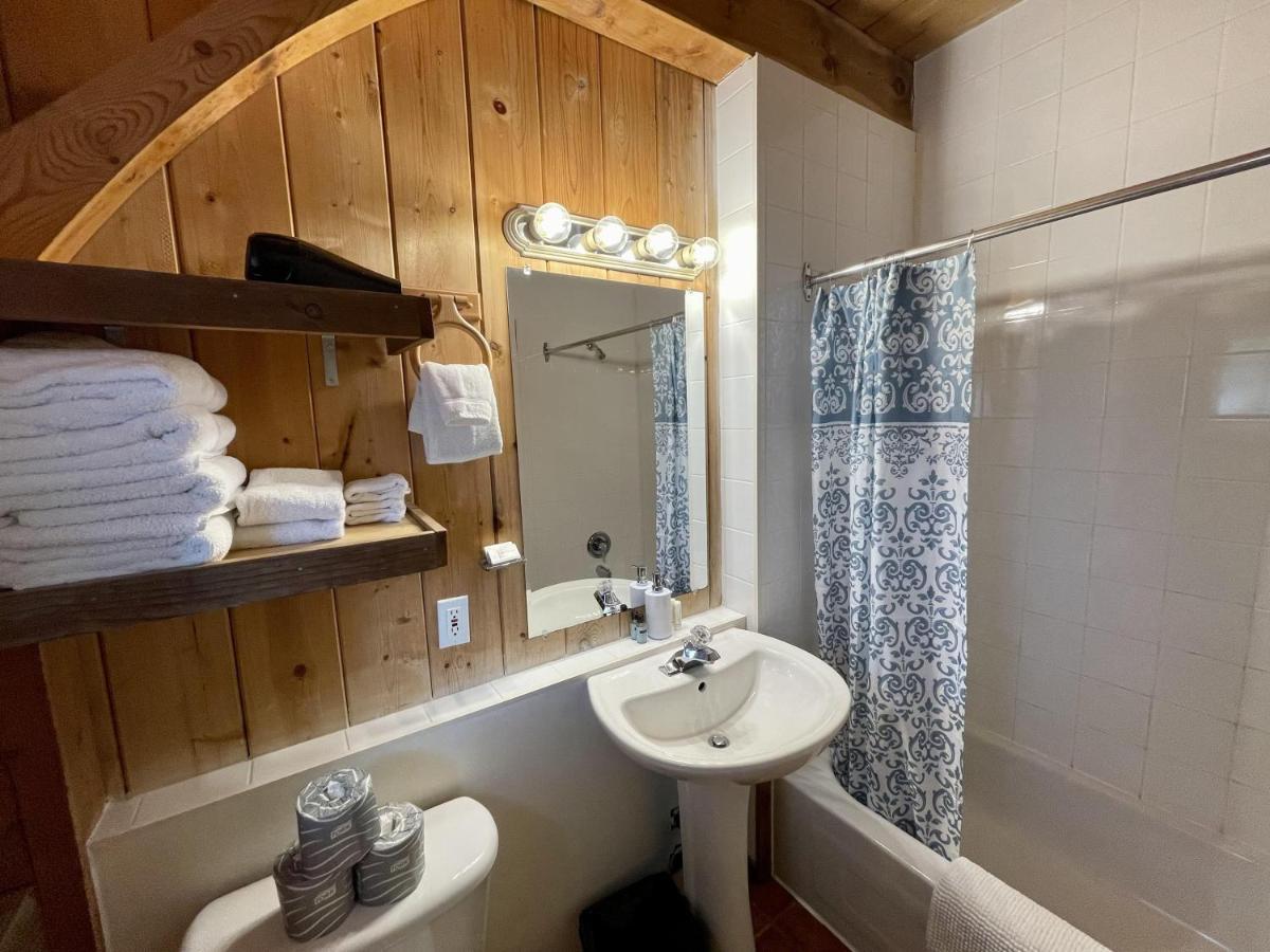 Waterfront Timber Frame Cottage! Holiday home