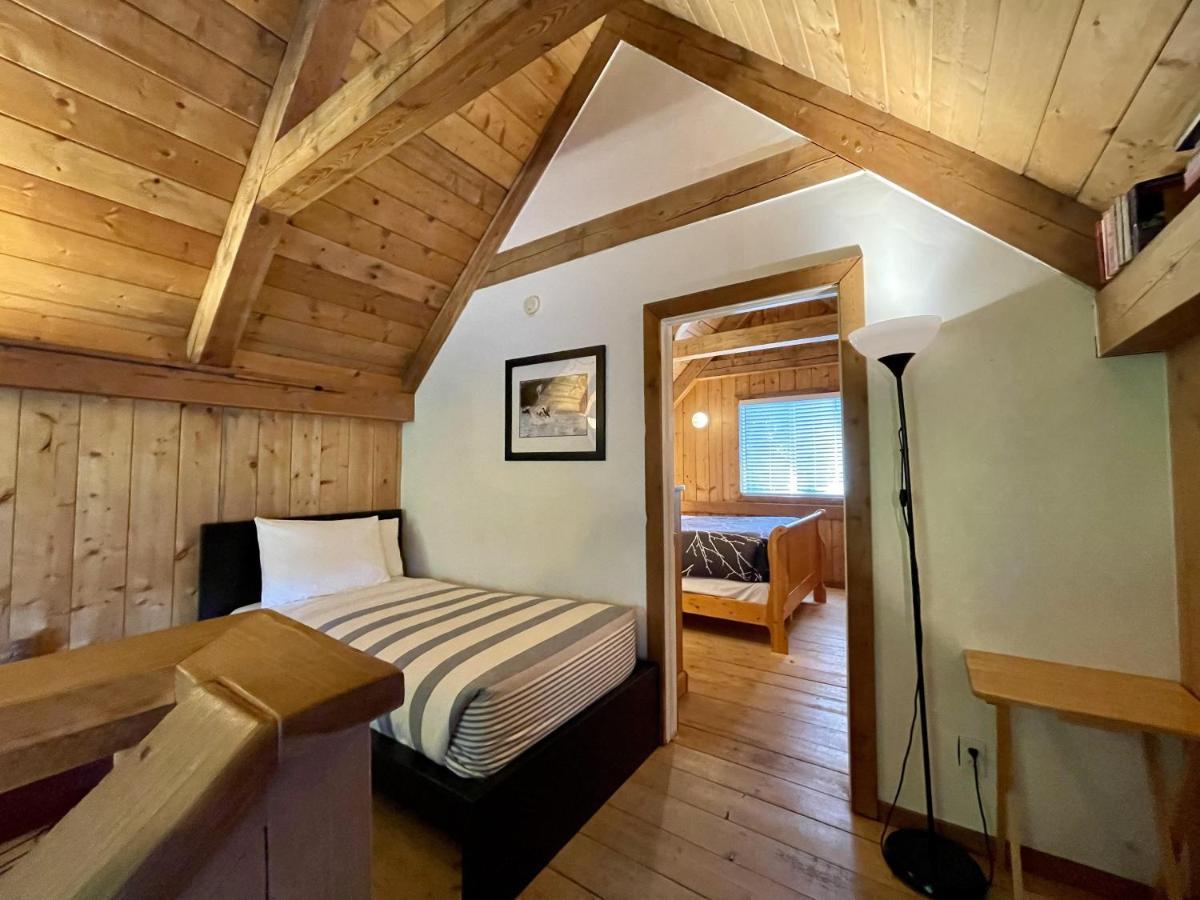 Waterfront Timber Frame Cottage! Holiday home