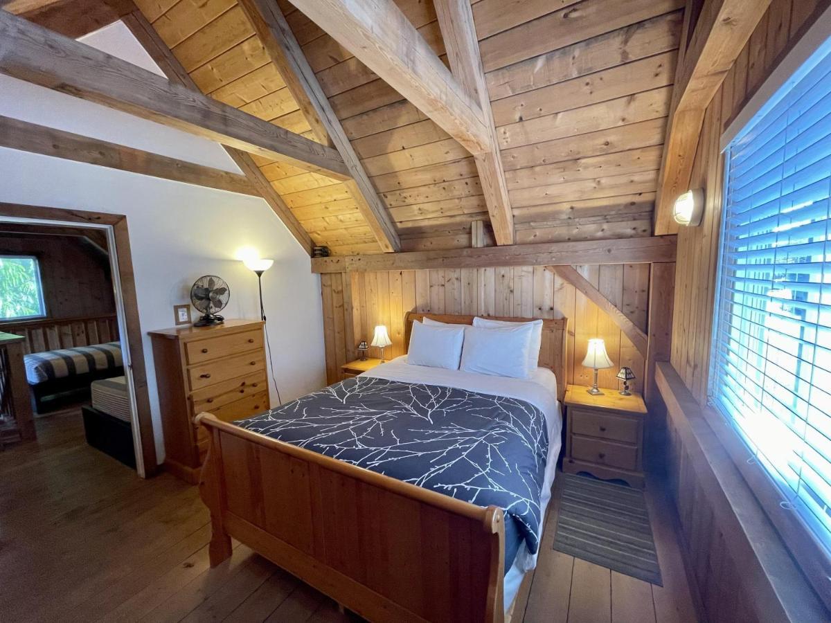Waterfront Timber Frame Cottage! Holiday home *