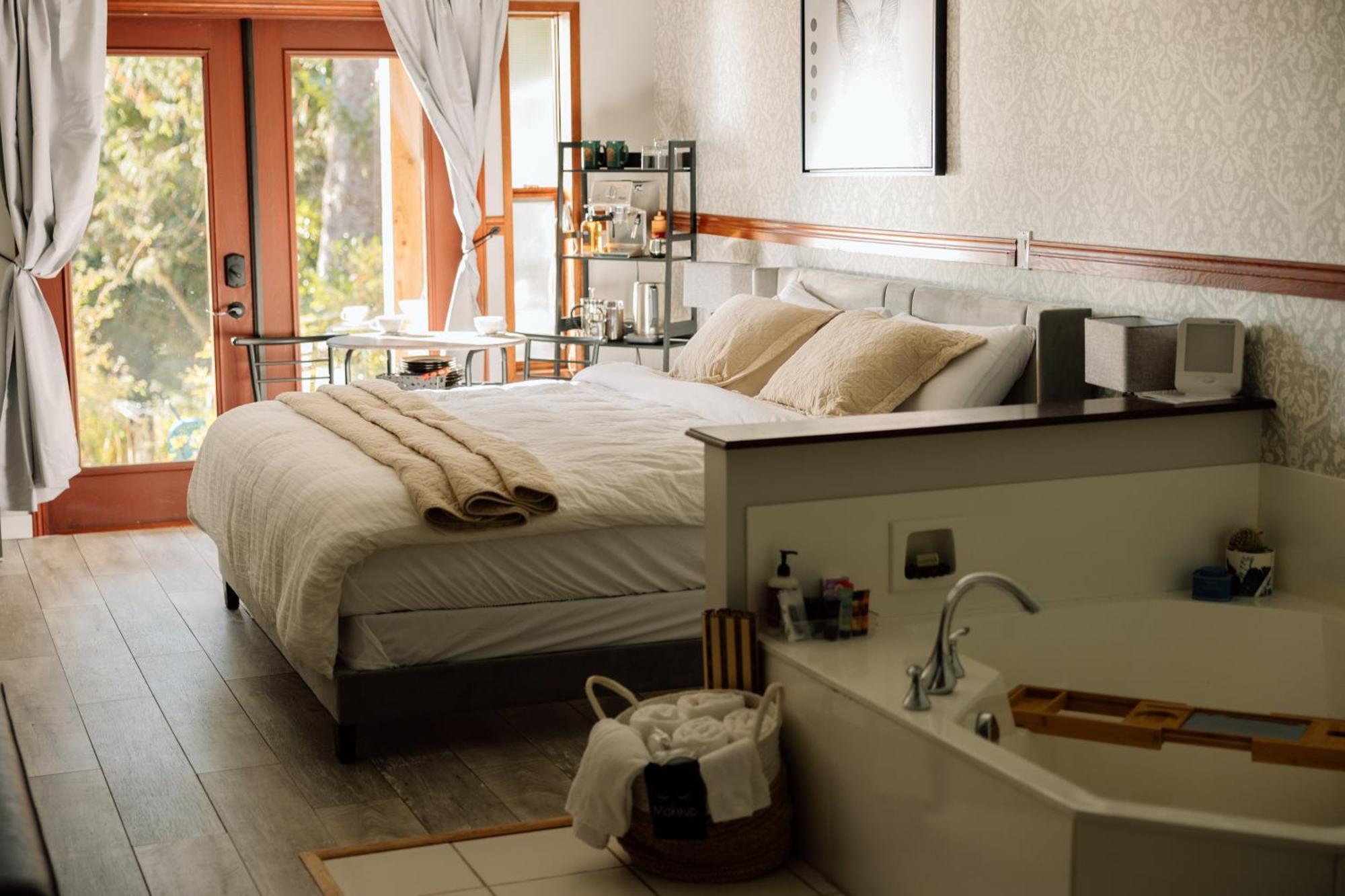 Hotel Lunar Cove Charters And Tours 5*