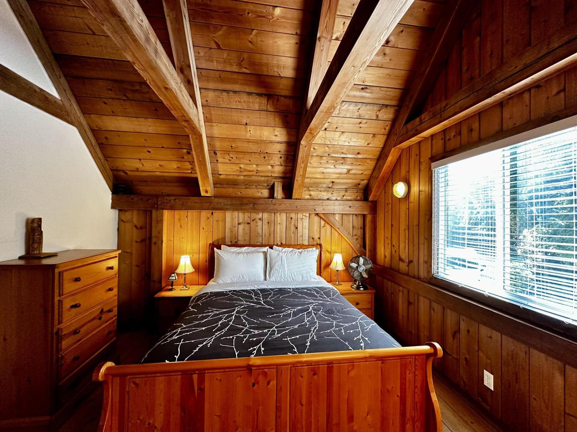 Waterfront Timber Frame Cottage! Holiday home Ucluelet