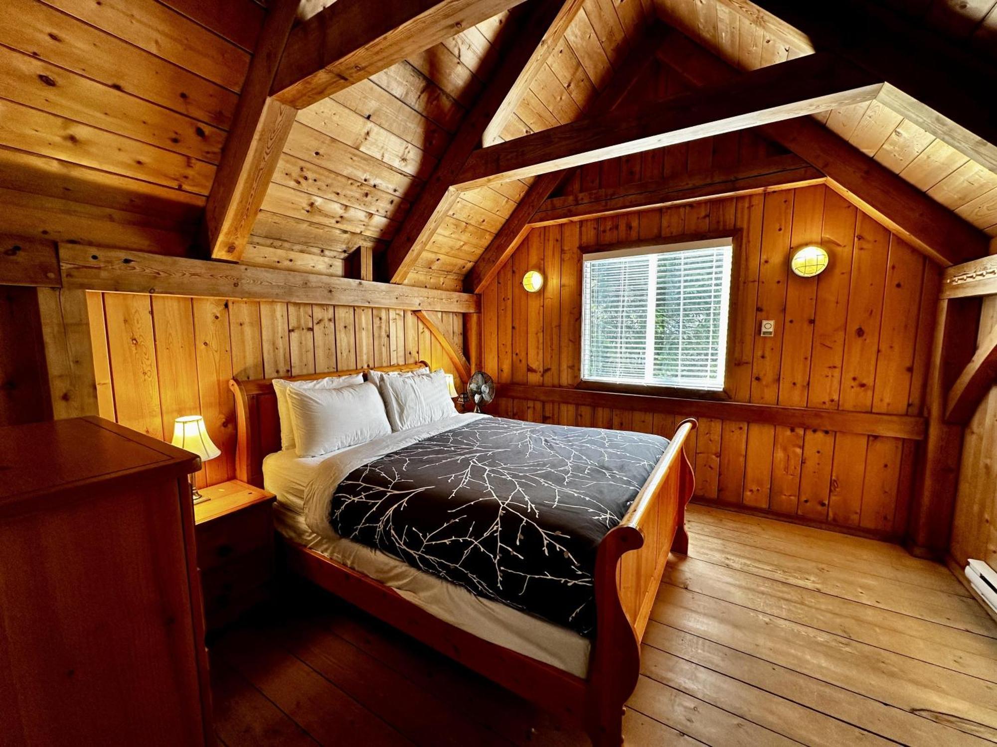 Waterfront Timber Frame Cottage! Ucluelet