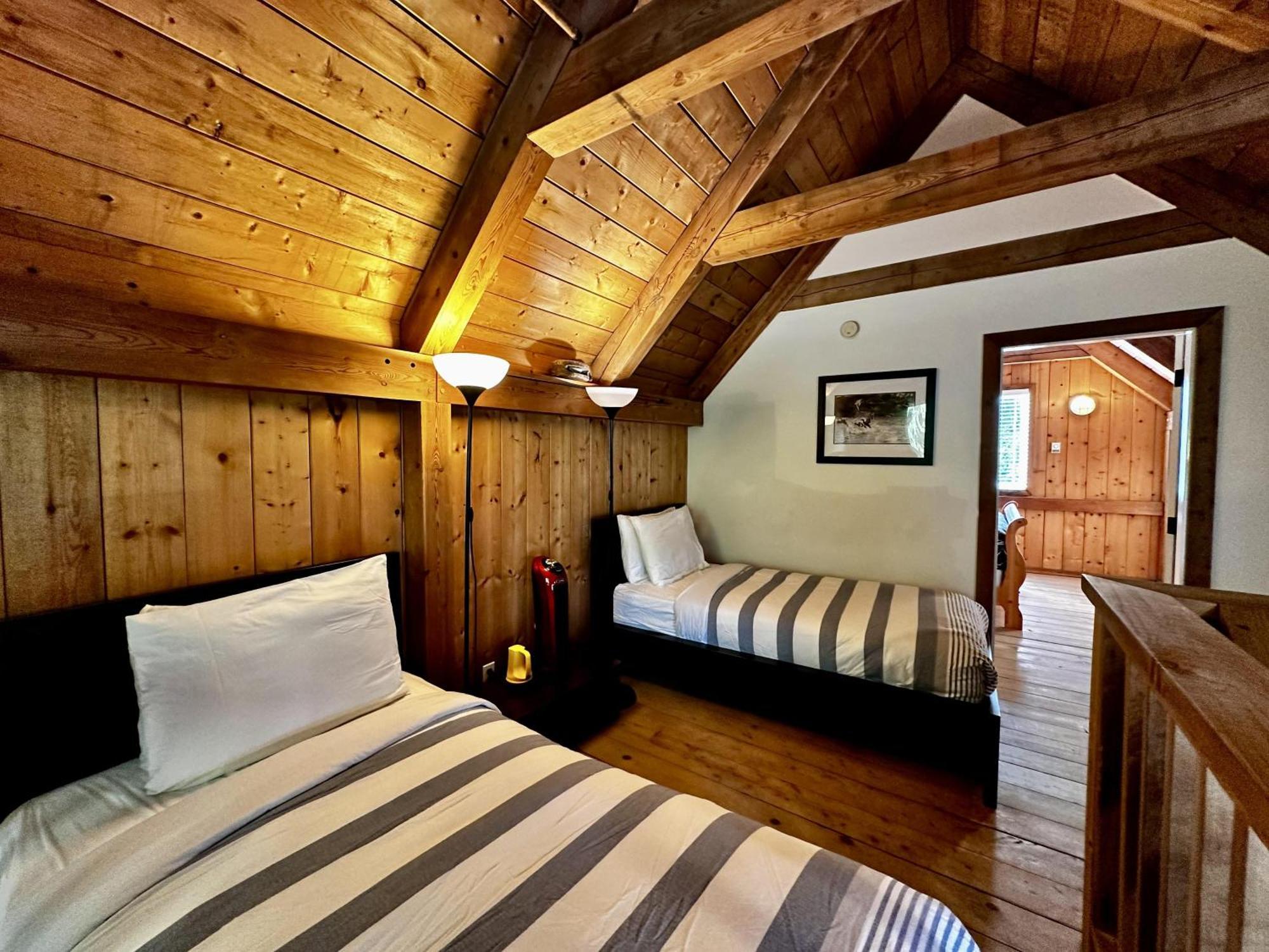 Waterfront Timber Frame Cottage! Holiday home
