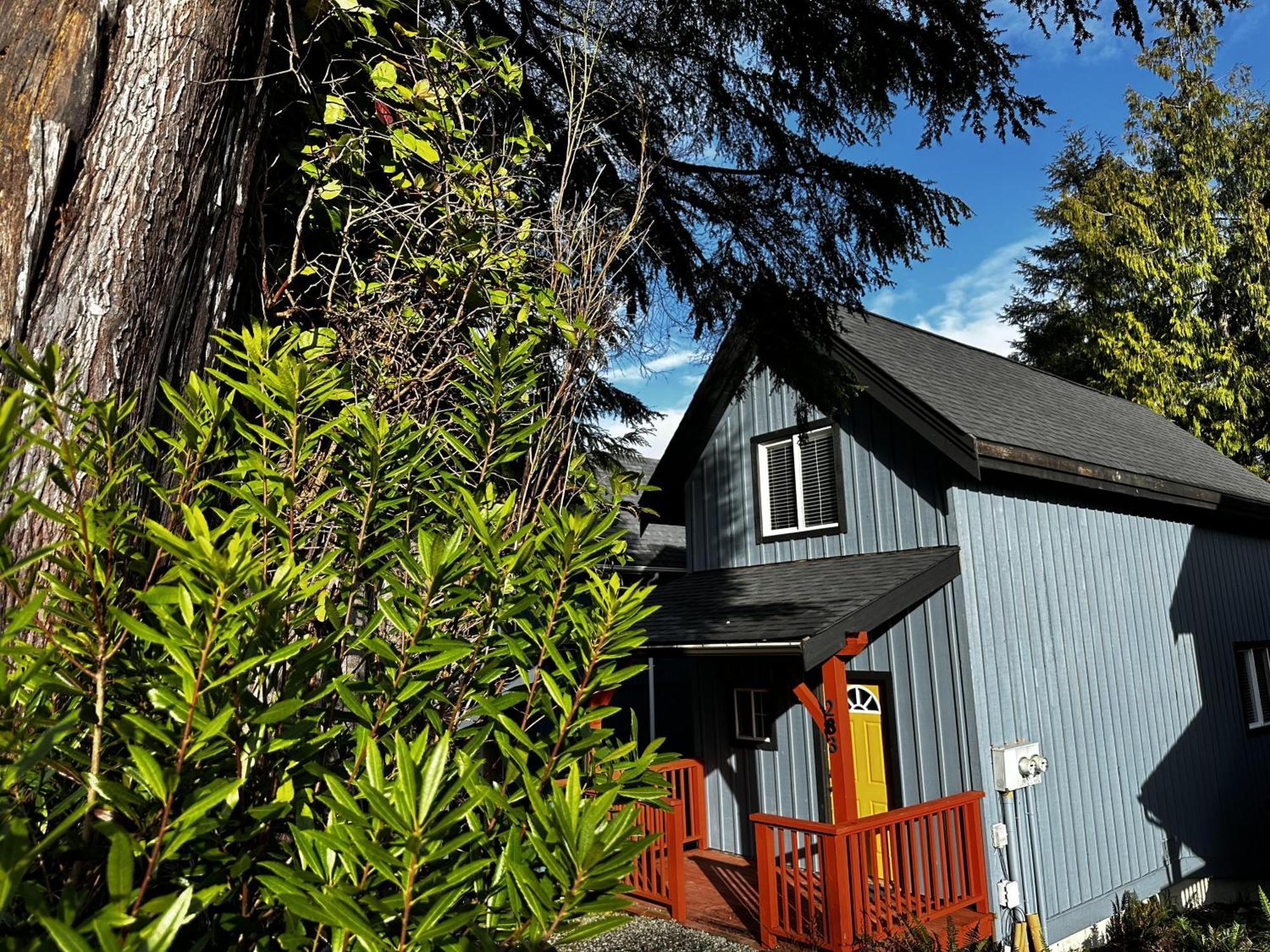 Waterfront Timber Frame Cottage! Ucluelet
